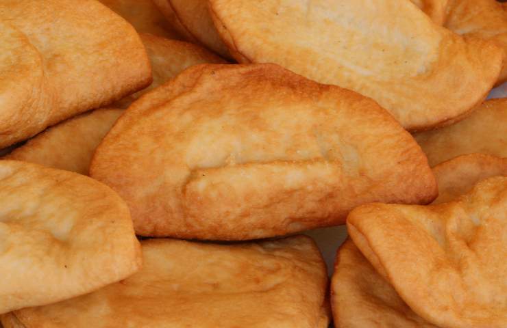 calzoni fritti ripieni di carne