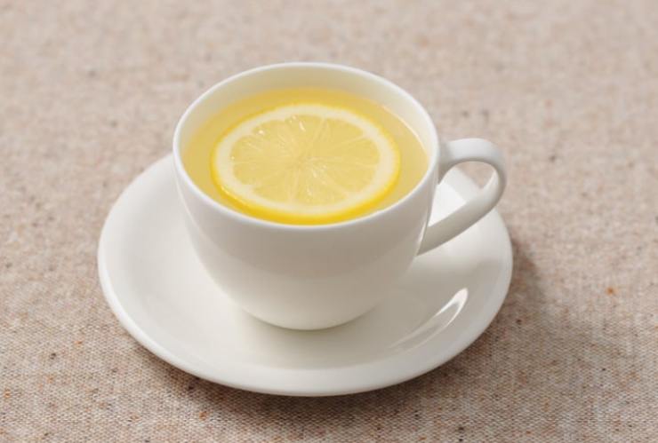 tazzina con canarino digestivo e fetta di limone