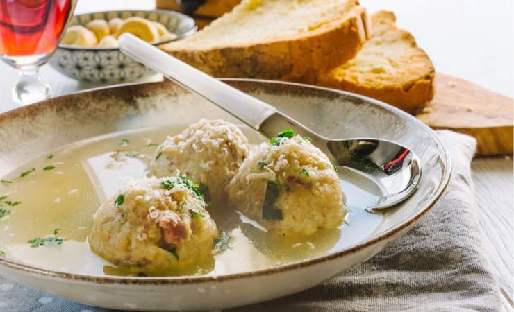 piatto di canederli allo speck i brodo