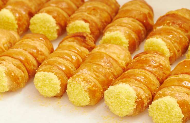 cannoncini ripieni di crema pasticciera su un vassoio