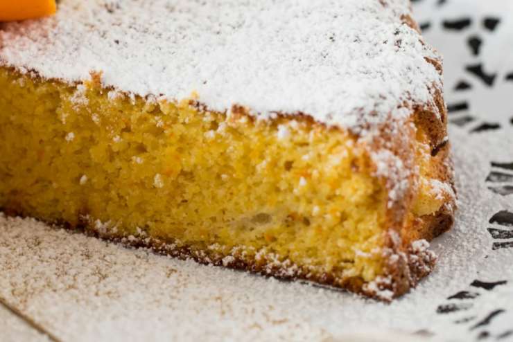 fetta di torta caprese all'arancia