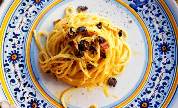 piatto di spaghetti alla carbonara con tartufo
