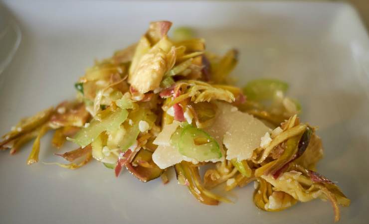 piatto con carciofi e scaglie di parmigiano
