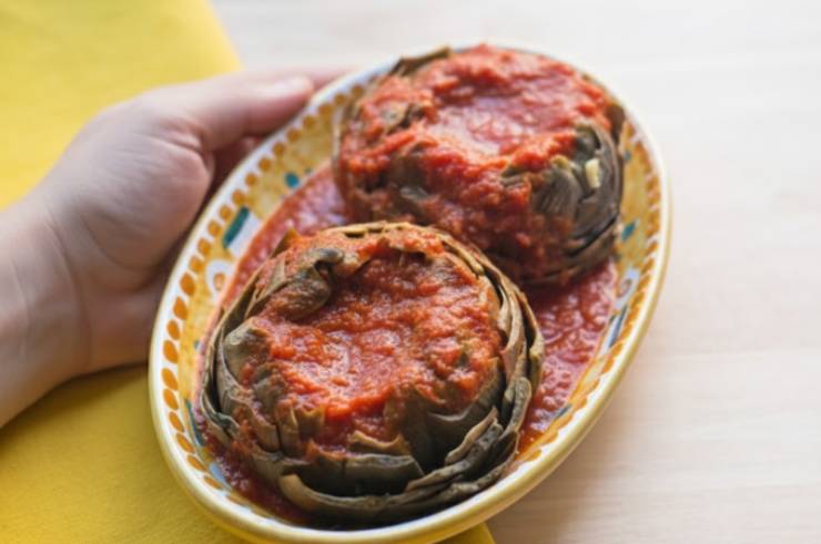 ciotola con carciofi ripieni al pomodoro