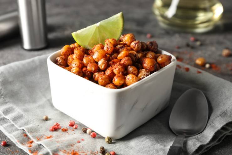 ceci fritti in un recipiente bianco