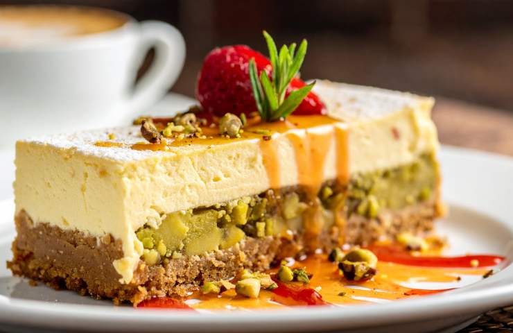 Una fetta di cheesecake al pistacchio