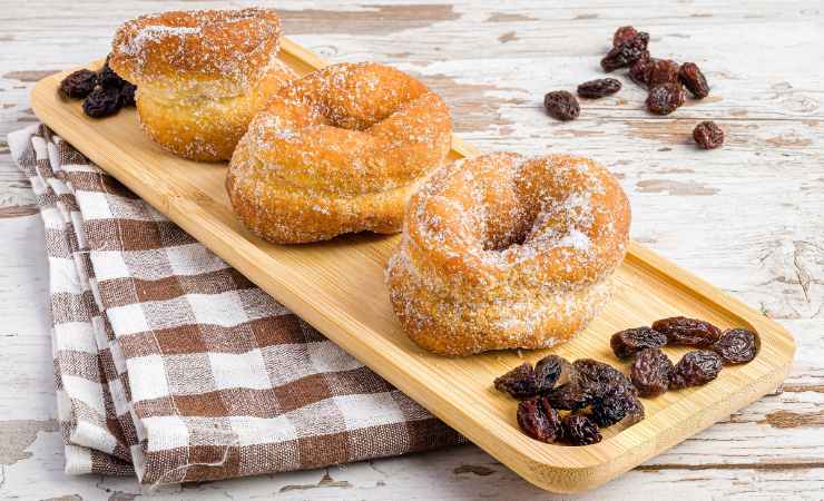 tagliere con ciambelle con uvetta