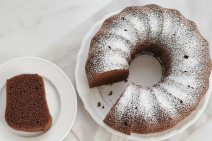 ciambellone al cacao coperto di zucchero a velo