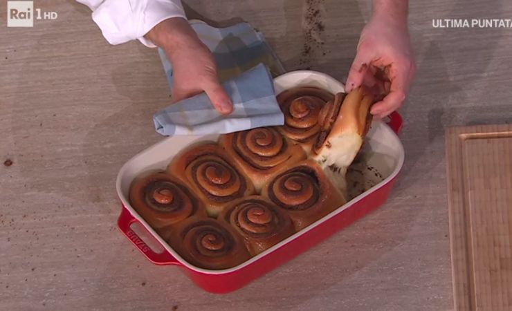 teglia con cinnamon rolls