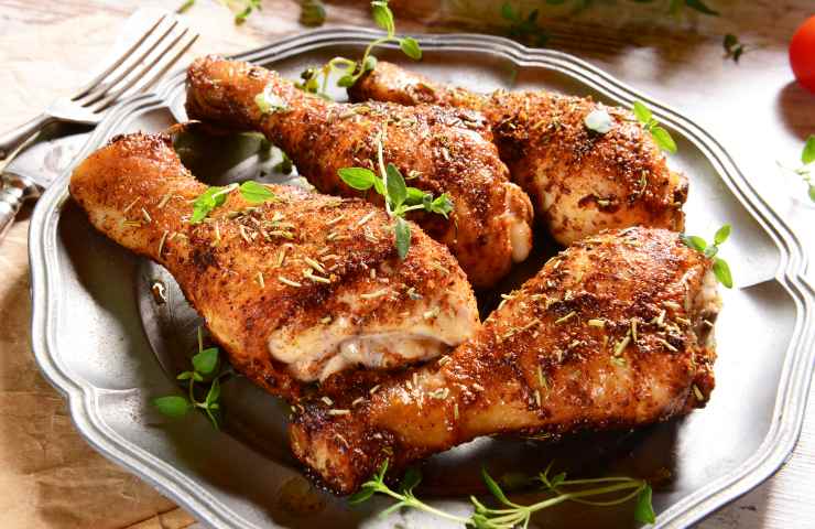 Cosce di pollo arrosto su un vassoio