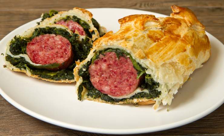 piatto di cotechino in crosta con spinaci