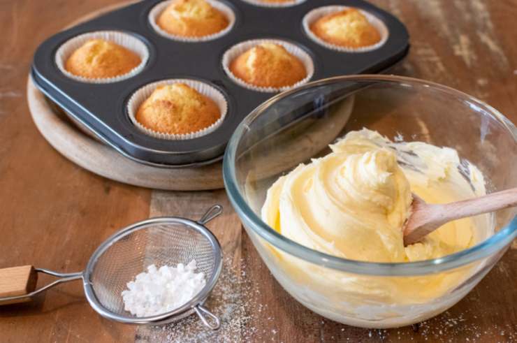 crema al burro con mestolo e teglia di cupcake