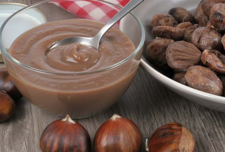 crema di castagne in ciotola con cucchiaino