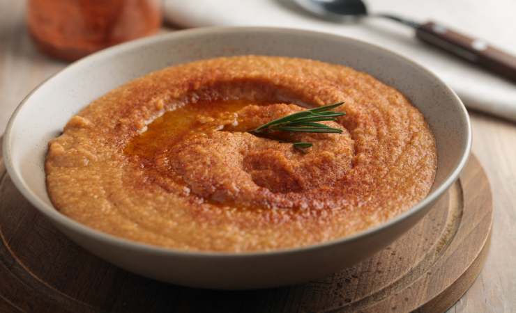 piatto con crema di lenticchie