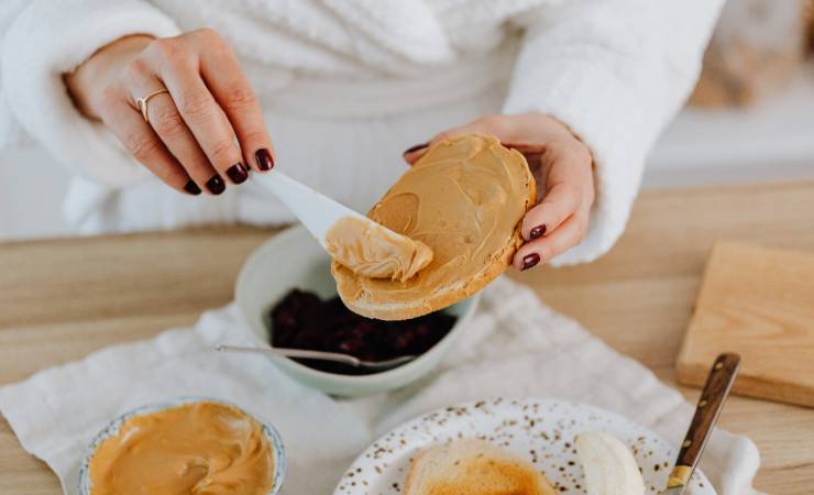 spalmare crema di biscotti su pane 