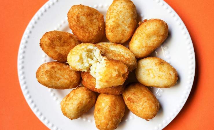 piatto con crocchette di riso
