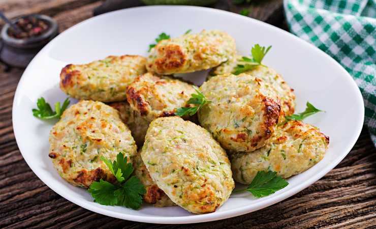 piatto con crocchette di zucchine e tonno