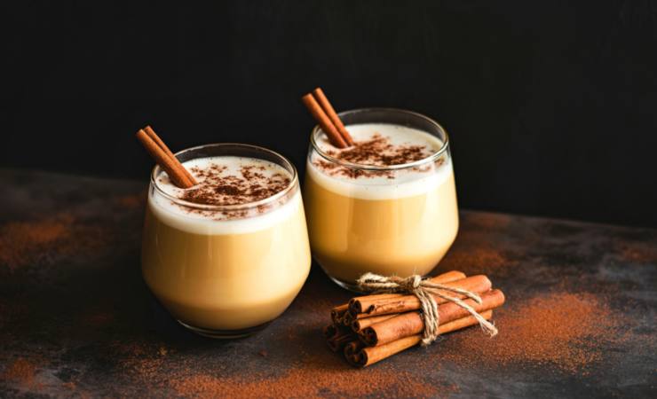 bicchieri di Eggnog con stecche di cannella