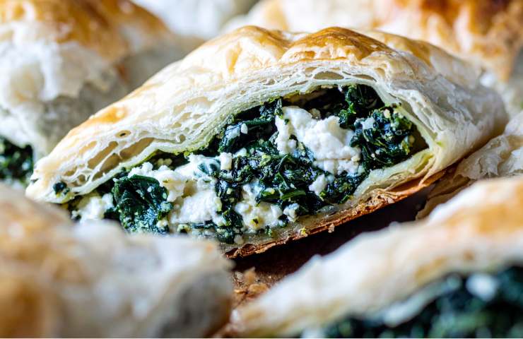 Fagottino ripieno di formaggio e spinaci aperto in due