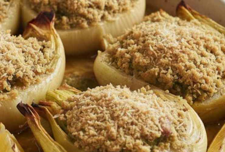 primo piano di finocchi ripieni al forno