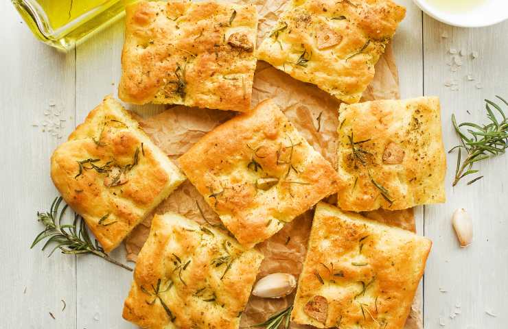 Focaccia morbida tagliata a pezzi