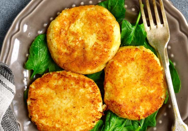 focaccine di cavolfiore dorate in piatto con verdura