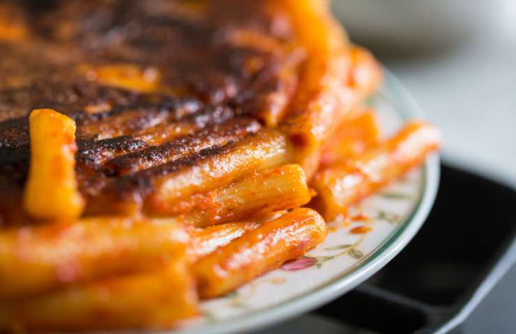 Frittata di pasta in un piatto vista da vicino