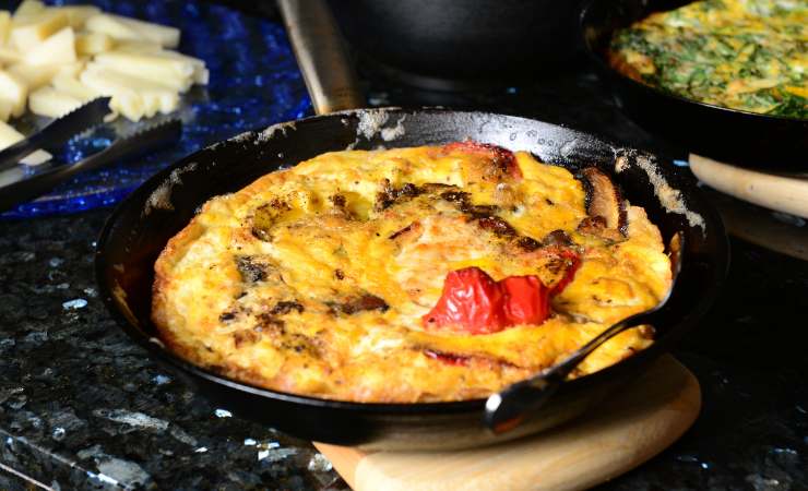 padella con frittata di pomodori e basilico