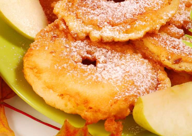 frittelle di mele dorate con zucchero a velo