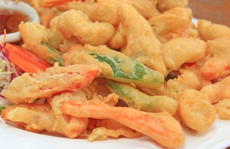 Frittelle di gamberetti in un piatto