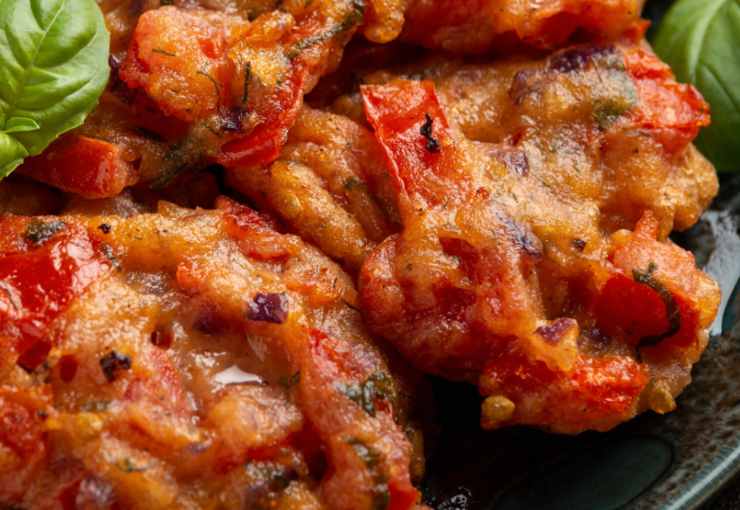 primo piano di frittelle di pomodoro e basilico