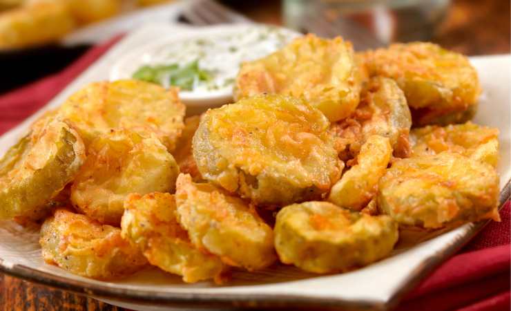 cetriolini fritti su piatto