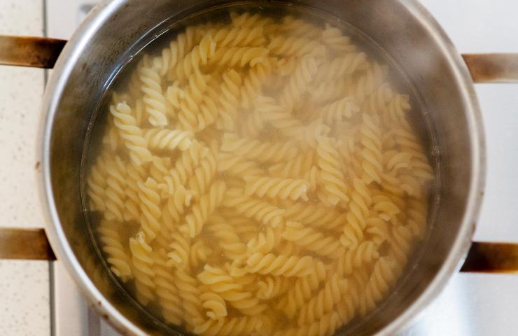 Fusilli che cuociono in pentola