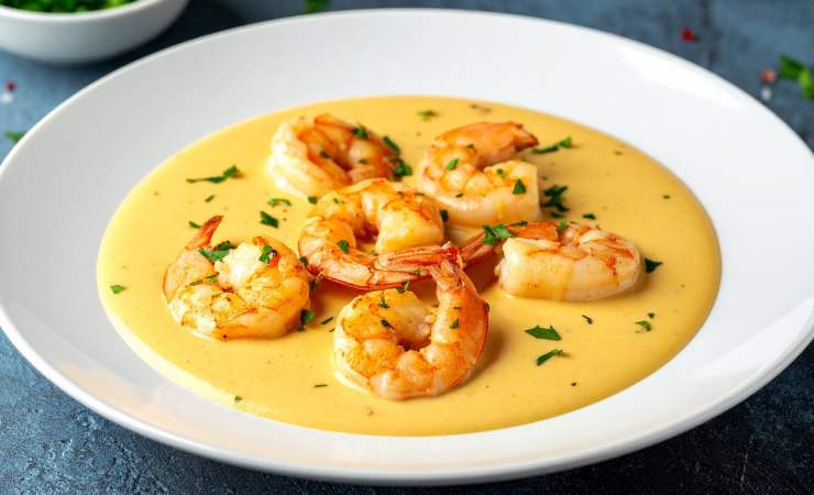piatto con gamberi con salsa d'arancia