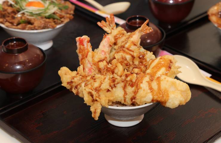 Gamberi in tempura in una ciotola