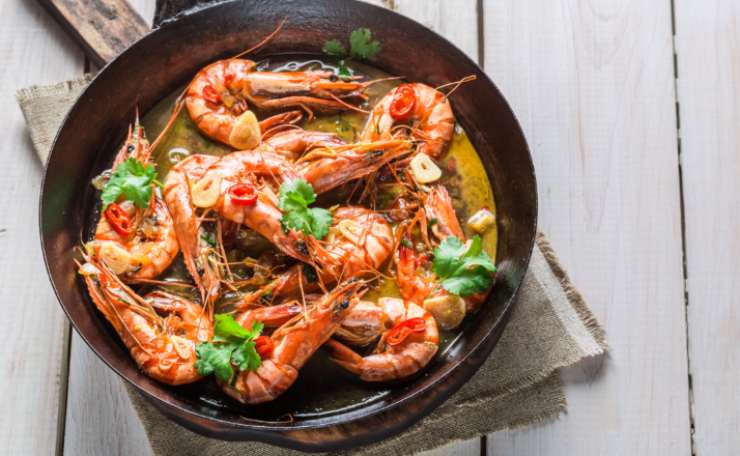 gamberoni cotto in padella con sugo e aromi