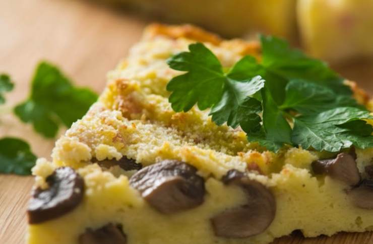 fetta di gateau di patate con funghi