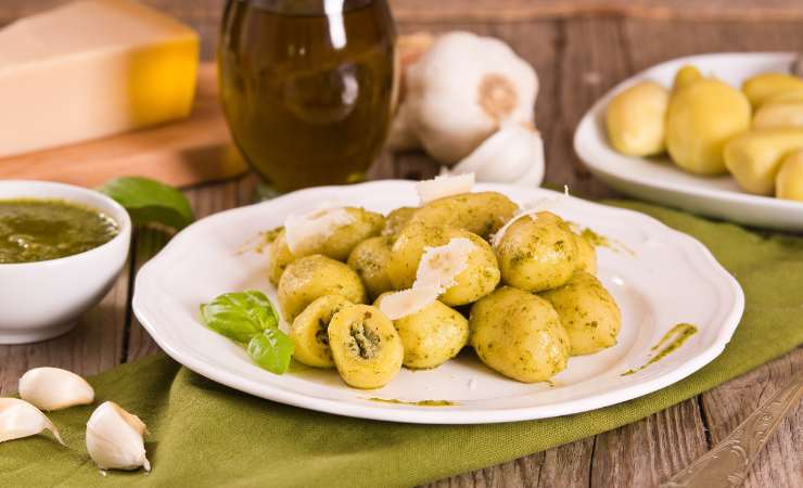 piatto di gnocchi ripieni al pesto