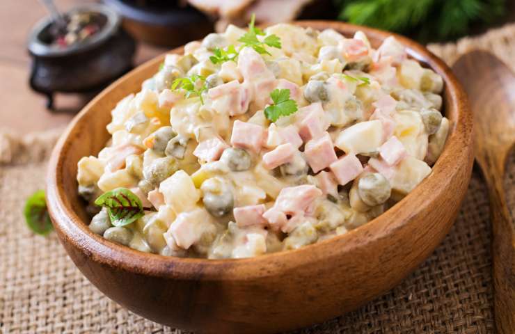 Insalata russa in ciotola di legno