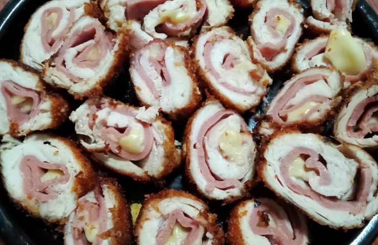 Involtini di pollo fritti ripieni ammassati