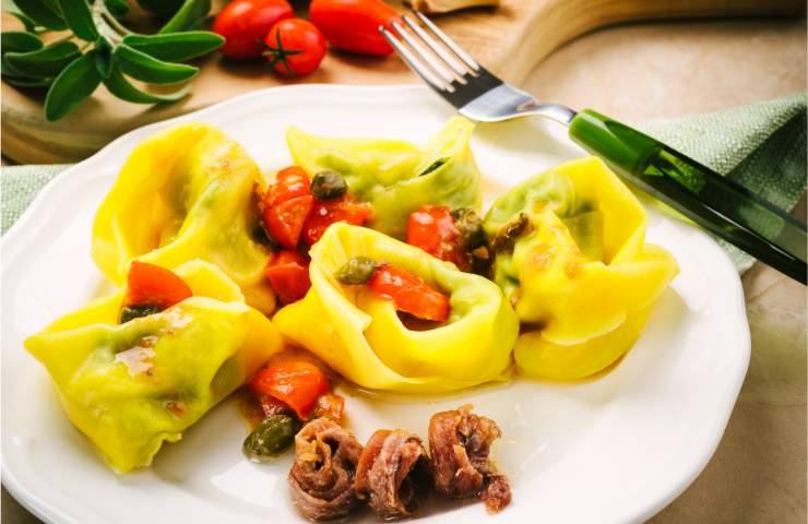 involti di verza ripieni in un piatto