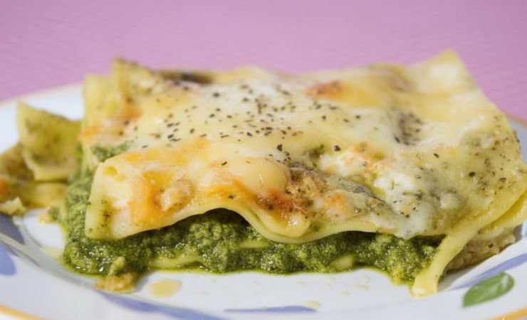 lasagna al pesto in piatto bianco