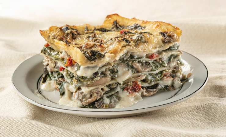 fetta di lasagna salsiccia e cavolo nero