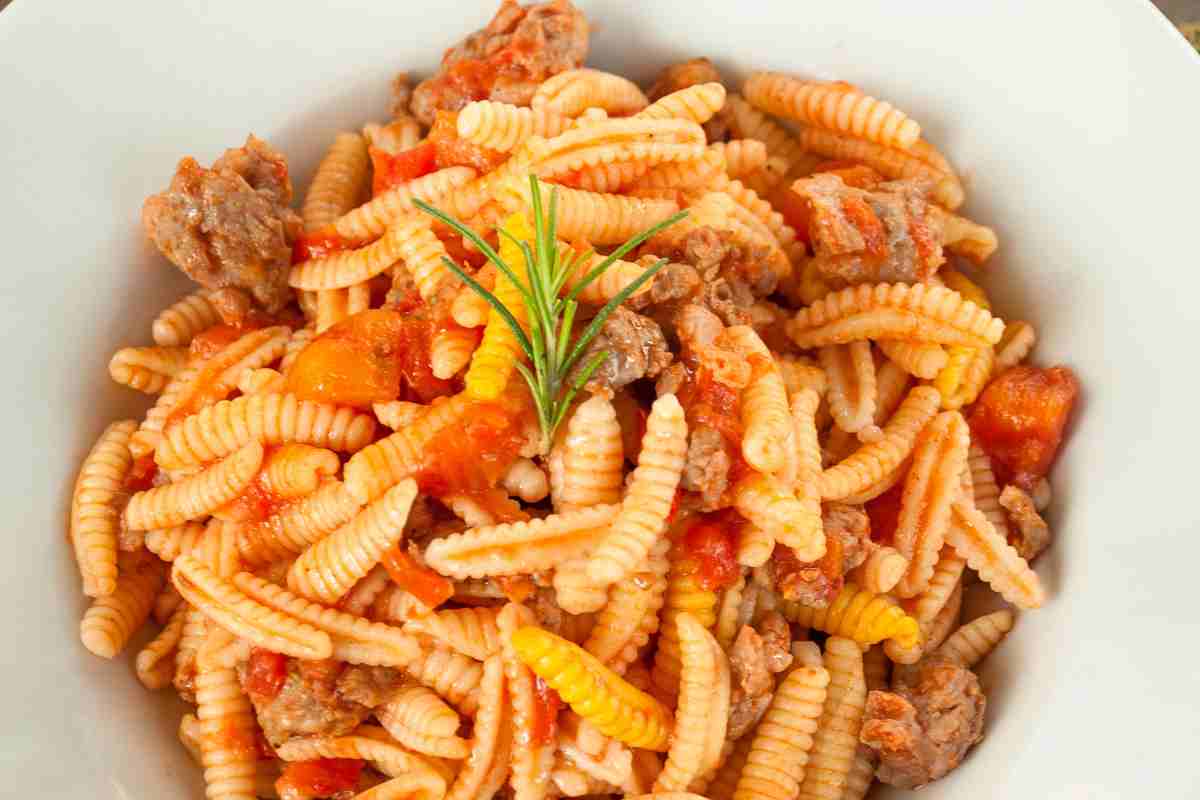 Malloreddus sardi in un piatto visti dall'alto