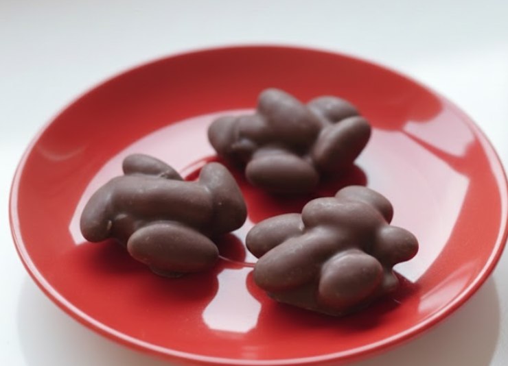 tre mandorle atterrate in un piatto rosso