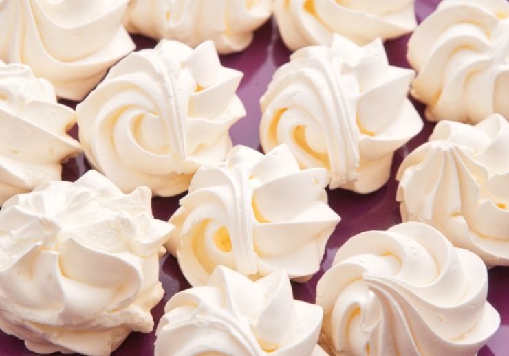 meringhe sparse su tavolo