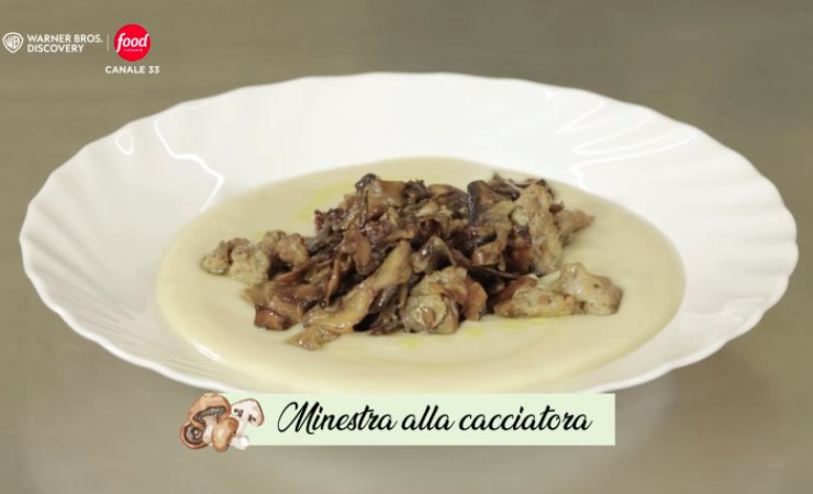 piatto di minestra con funghi e salsiccia