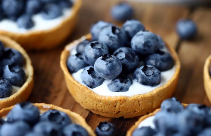 mini crostate da pasticceria con frutti di bosco