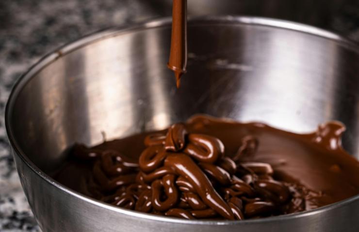 Cioccolato fuso in una casseruola