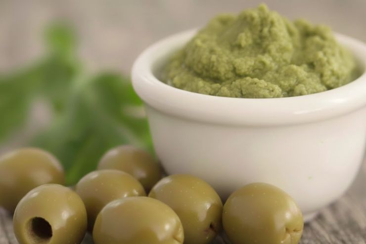 mousse di olive in una ciotola